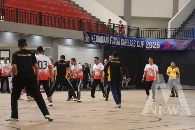 Kapolres Bojonegoro AKBP Mario Prahatinto saat ikut turnamen futsal
