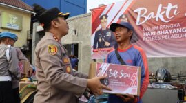 Kapolres Pelabuhan Tanjung Perak AKBP Wahyu Hidayat saat berikan bantuan