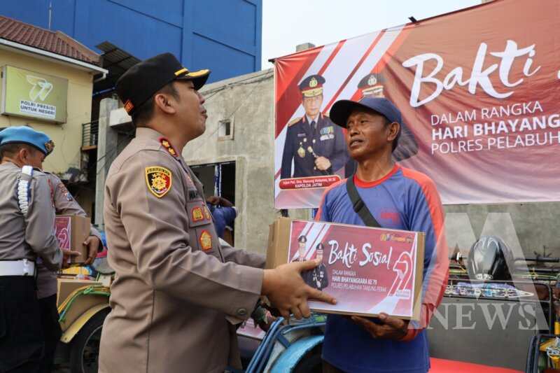 Kapolres Pelabuhan Tanjung Perak AKBP Wahyu Hidayat saat berikan bantuan