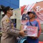 Kapolres Pelabuhan Tanjung Perak AKBP Wahyu Hidayat saat berikan bantuan