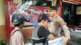Kapolsek Asemrowo Kompol Rahardian B. Trisna saat bagi paket sembako