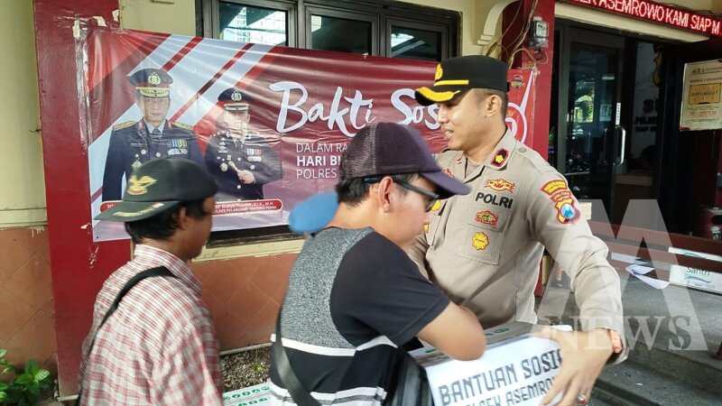 Kapolsek Asemrowo Kompol Rahardian B. Trisna saat bagi paket sembako