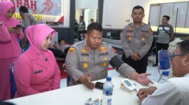 Kapolres Pasuruan AKBP Jazuli Dani Iriawan ikuti donor darah