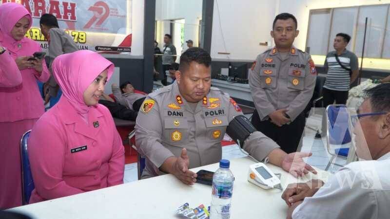 Kapolres Pasuruan AKBP Jazuli Dani Iriawan ikuti donor darah