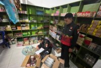 Samapta Polres Gresik bongkar miras dan rokok ilegal