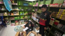 Samapta Polres Gresik bongkar miras dan rokok ilegal