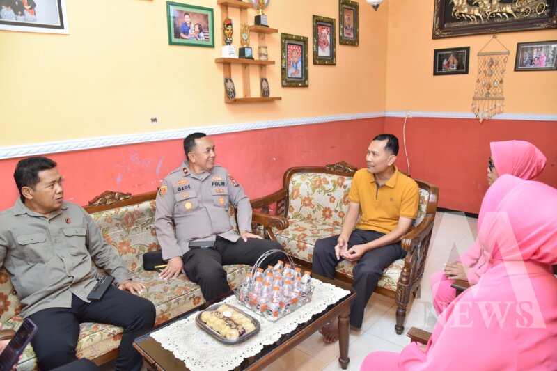 Wakapolres Bondowoso Kompol Gede anjangsana ke personil Polri dan PNS