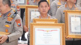 Kapolres Bojonegoro AKBP Mario Prahatinto terima penghargaan