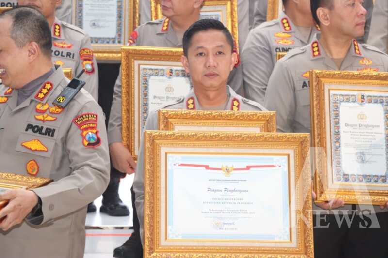 Kapolres Bojonegoro AKBP Mario Prahatinto terima penghargaan