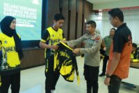 Wakapolres Gresik Kompol Danu Anindhita Kuncoro Putro didampingi Kasatreskrim AKP Abid Uais Al-Qarni Aziz lepas kontingen Bolavoli