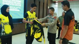 Wakapolres Gresik Kompol Danu Anindhita Kuncoro Putro didampingi Kasatreskrim AKP Abid Uais Al-Qarni Aziz lepas kontingen Bolavoli
