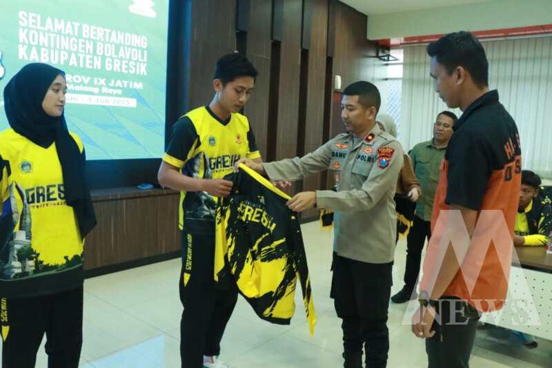 Wakapolres Gresik Kompol Danu Anindhita Kuncoro Putro didampingi Kasatreskrim AKP Abid Uais Al-Qarni Aziz lepas kontingen Bolavoli