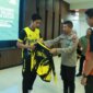 Wakapolres Gresik Kompol Danu Anindhita Kuncoro Putro didampingi Kasatreskrim AKP Abid Uais Al-Qarni Aziz lepas kontingen Bolavoli
