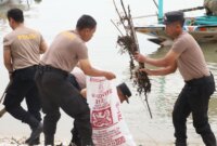 Polres Pelabuhan Tanjung Perak bersihkan pantai Kenjeran