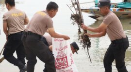 Polres Pelabuhan Tanjung Perak bersihkan pantai Kenjeran