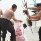 Polres Pelabuhan Tanjung Perak bersihkan pantai Kenjeran