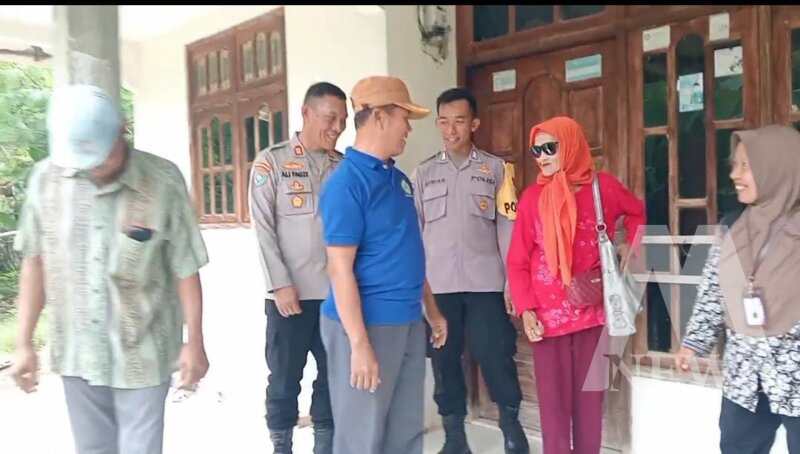 Polres Gresik bersama Muspika peduli sesama