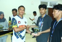 Kapolres Gresik AKBP Rovan Richard Mahenu serahkan hadiah ke pemenang