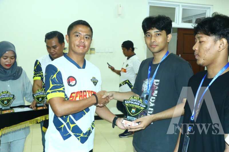 Kapolres Gresik AKBP Rovan Richard Mahenu serahkan hadiah ke pemenang