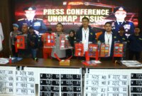 Kapolres Gresik AKBP Rovan Richard Mahenu didampingi Kasatreskrim Polres Gresik