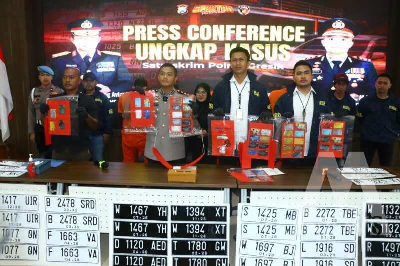 Kapolres Gresik AKBP Rovan Richard Mahenu didampingi Kasatreskrim Polres Gresik