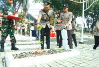 Kapolres Gresik AKBP Rovan Richard Mahenu saat tabur bunga di TMP