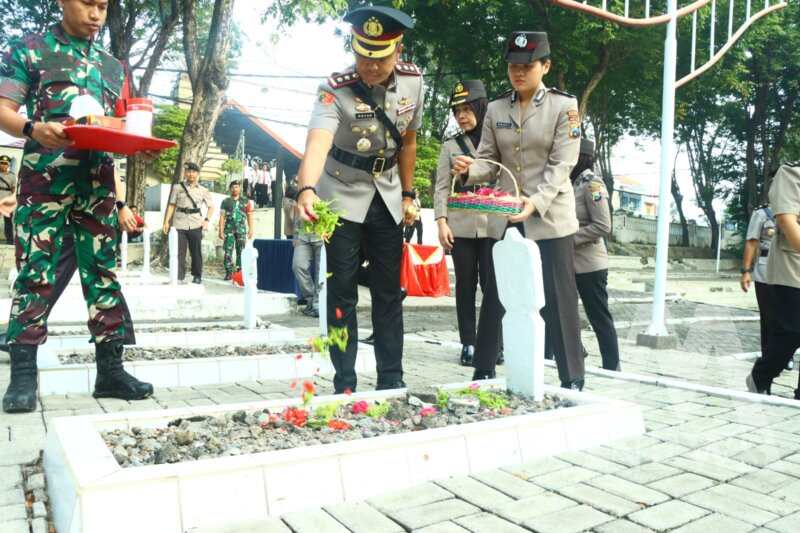 Kapolres Gresik AKBP Rovan Richard Mahenu saat tabur bunga di TMP