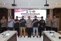 Wakapolres Tanjung Perak Kompol Bayuaji bersama satgas Sentot Prawirodirdjo