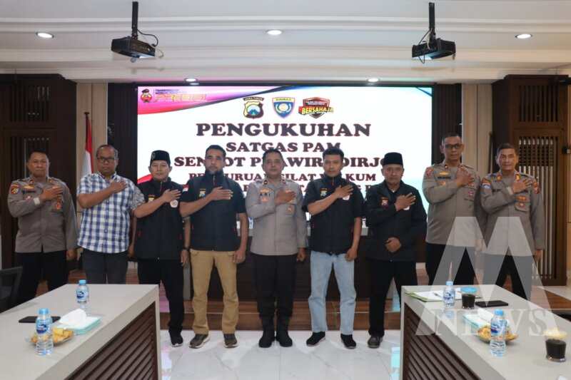 Wakapolres Tanjung Perak Kompol Bayuaji bersama satgas Sentot Prawirodirdjo