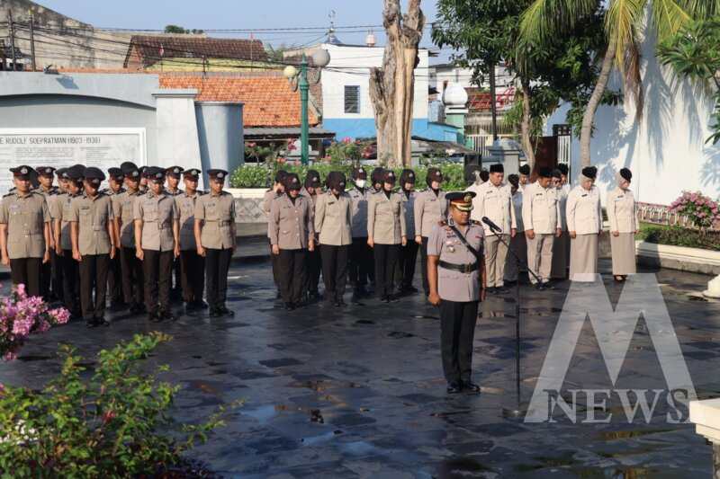 Wakapolres Tanjung Perak Kompol Ari Bayuaji gelar upacara di TMP Wage Rudolf Supratman