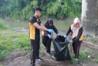 Polres Jember bersihkan sampah di sungai