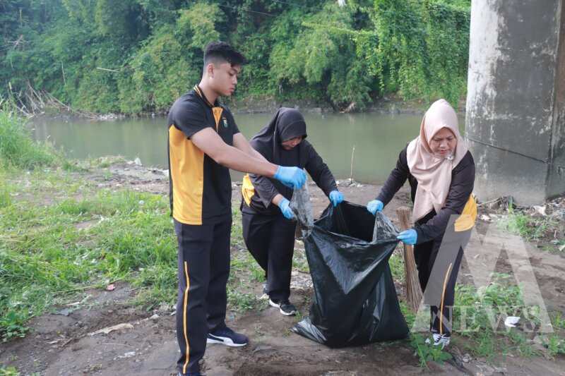 Polres Jember bersihkan sampah di sungai