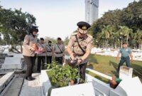 Direskrimum Polda Jatim Brigjen Pol. Farman saat tabur bunga