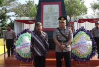 Kapolres Nganjuk AKBP Henri Noveri Santoso saat ziarah ke TMP