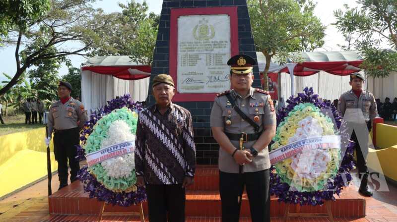 Kapolres Nganjuk AKBP Henri Noveri Santoso saat ziarah ke TMP