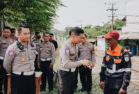 Kasatlantas Polres Gresik AKP Rizki Julianda Putera Buna dampingi Analis Kebijakan Madya Bidang Kamsel Korlantas Polri Kombespol Hamka Mappaita