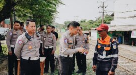 Kasatlantas Polres Gresik AKP Rizki Julianda Putera Buna dampingi Analis Kebijakan Madya Bidang Kamsel Korlantas Polri Kombespol Hamka Mappaita