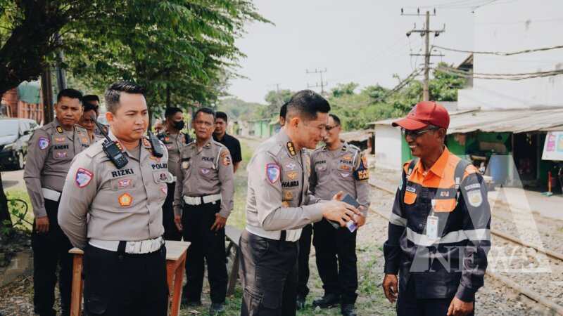Kasatlantas Polres Gresik AKP Rizki Julianda Putera Buna dampingi Analis Kebijakan Madya Bidang Kamsel Korlantas Polri Kombespol Hamka Mappaita