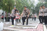 Kapolres Bojonegoro AKBP Mario Prahatinto tabur bunga ke TMP