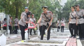 Kapolres Bojonegoro AKBP Mario Prahatinto tabur bunga ke TMP