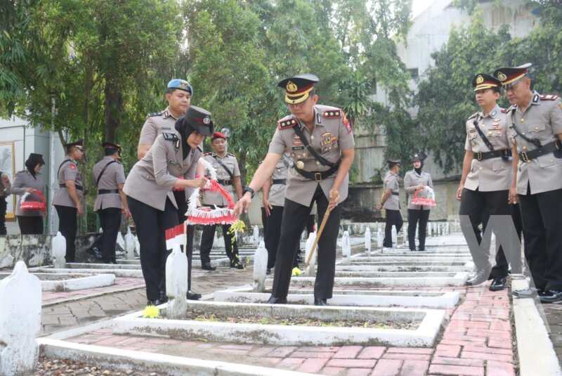 Kapolres Bojonegoro AKBP Mario Prahatinto tabur bunga ke TMP