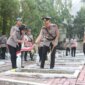 Kapolres Bojonegoro AKBP Mario Prahatinto tabur bunga ke TMP