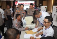 Kapolres Pelabuhan Tanjung Perak AKBP Wahyu Hidayat tinjau donor darah