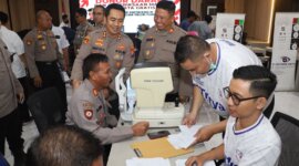 Kapolres Pelabuhan Tanjung Perak AKBP Wahyu Hidayat tinjau donor darah