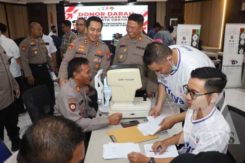 Kapolres Pelabuhan Tanjung Perak AKBP Wahyu Hidayat tinjau donor darah