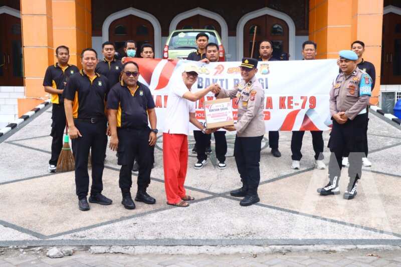 Polres Gresik serahkan Bansos