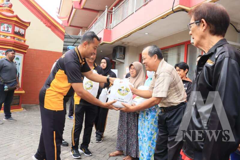 Kapolres Kediri Kota AKBP Bramastyo Priaji saat bakti religi