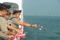 Polda Jatim Tabur Bunga di Dermaga Pelabuhan Mirah