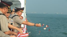 Polda Jatim Tabur Bunga di Dermaga Pelabuhan Mirah