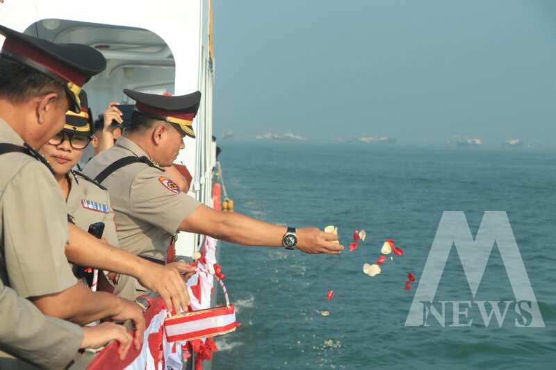 Polda Jatim Tabur Bunga di Dermaga Pelabuhan Mirah